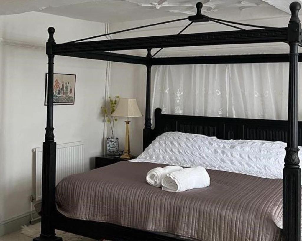 The Totnes Guest House. Upstairs At Zappa'S Экстерьер фото